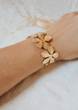 Load image into Gallery viewer, Floral bracelet 💧
